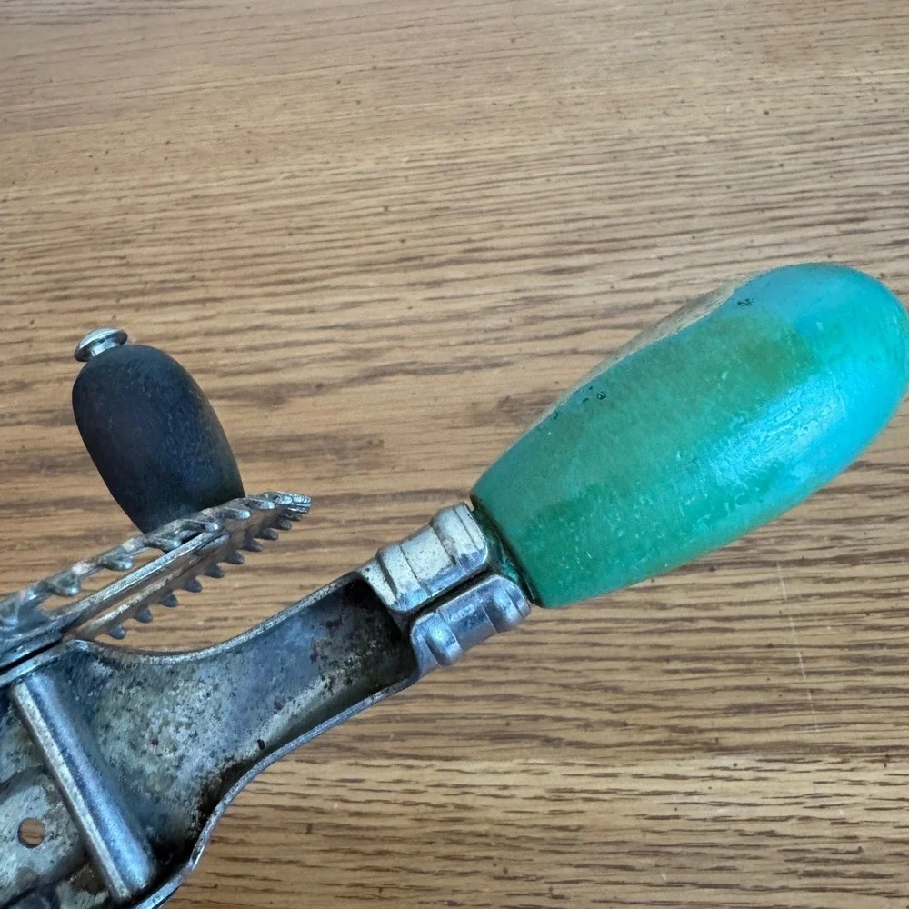 Vintage A&J Hand Crank Egg Beater Whisk Pat Oct 9 1923 USA Green Kitchen‎ Tool